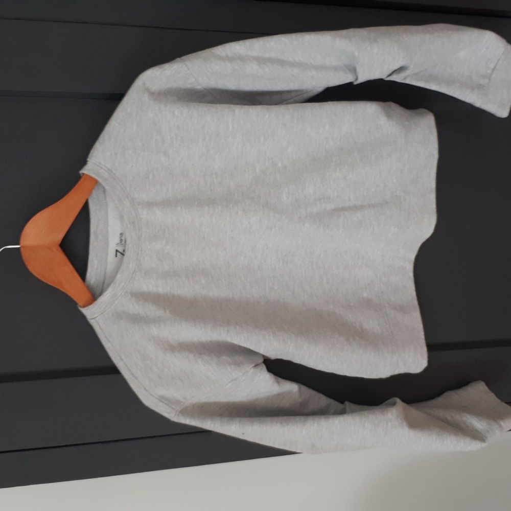 Zella sweatshirt with flattering gathered sleeve. Girls size 10/12